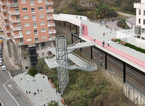 Barakaldo kalea trenbidearen gaineko pasealekuarekin lotzeko igogailuaren proiektuaren erredakzioa esleitu du Udalak