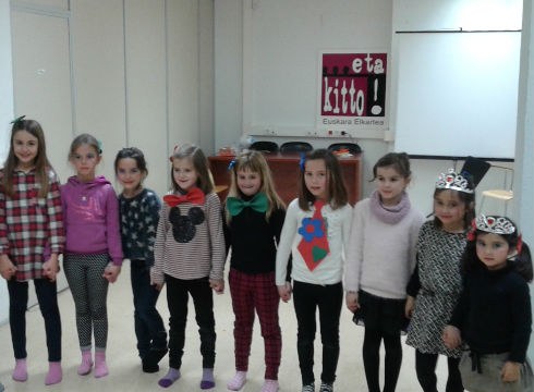 Barixakuak jolasian txiste eta magia artean