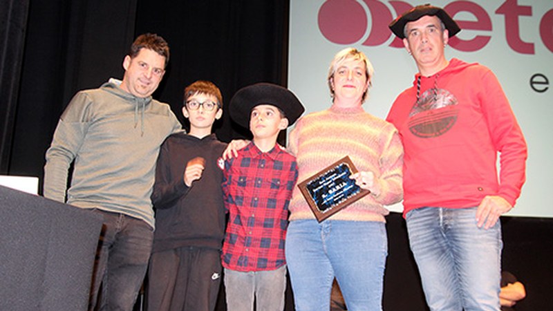 Barixakuan banatu ziren San Andres Bertso-paper lehiaketako sariak Coliseon