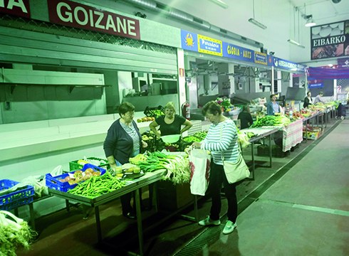 Barixakuan hasiko dira baserritarrak Errebal Plazan produktuak saltzen