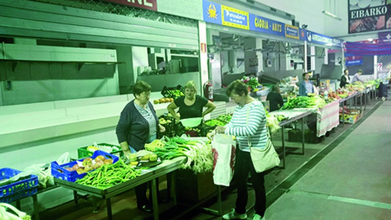 Barixakuan hasiko dira baserritarrak Errebal Plazan produktuak saltzen