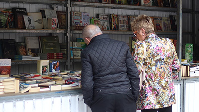 Barixakuan zabalduko dute Eibarko Liburu eta Diska Azoka Untzaga plazan
