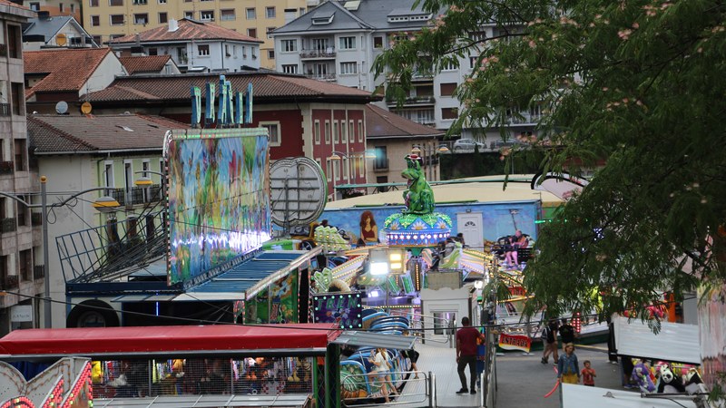 Barrakak eta txosnak montatzen