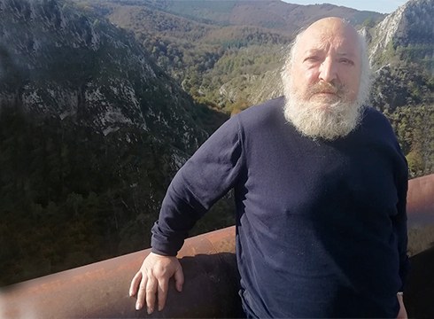 Bartzelonan jaio baina Eibarren bizi zen Adolfo Castaños poeta hil da gaur