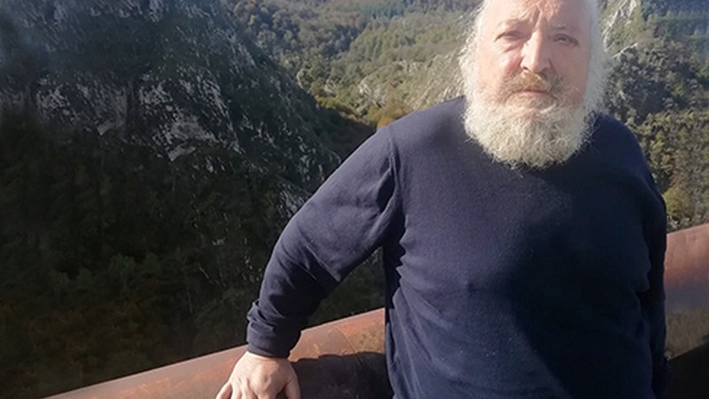 Bartzelonan jaio baina Eibarren bizi zen Adolfo Castaños poeta hil da gaur