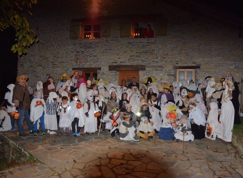 Baserri batetik bestera eskean, ederto ibili ziren koko-txikiak Animen Gaua ospatzen