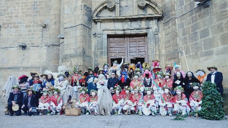 Baserritarrekiko begirunez, koko-eskean irten da koko-marruen konpartsa