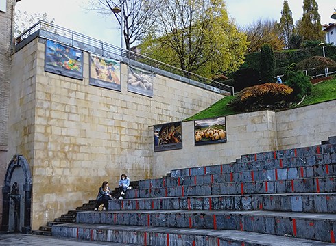 Baserritarren lana eta bizimodua kaletarrei gerturatzeko argazki erakusketa ipini dute Untzagan