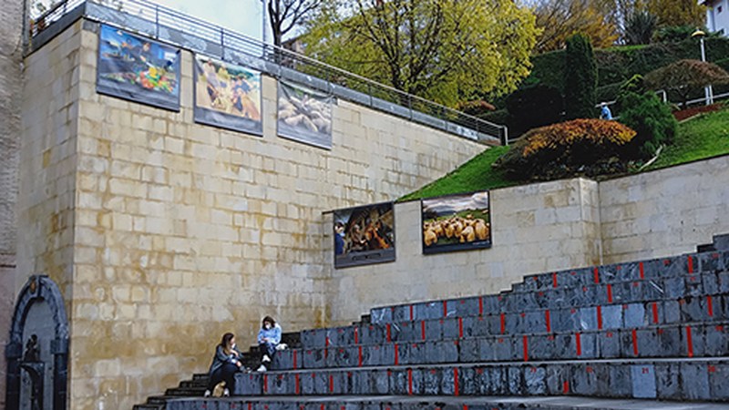 Baserritarren lana eta bizimodua kaletarrei gerturatzeko argazki erakusketa ipini dute Untzagan