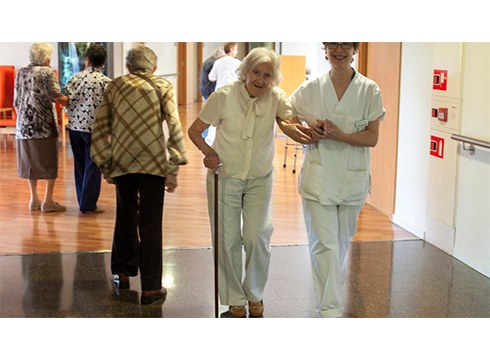 Bat Etorri plataforma adineko pertsona batzuek bizi duten egoerarekin kezkatuta dago