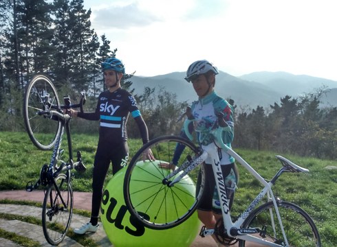 Beñat Intxausti eta Leire Olaberria txirrindulariak Arraten
