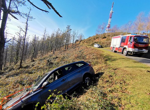 Bere autuak harrapatuta zauritu den gizon bat helikopteroan eraman dute Karakatetik