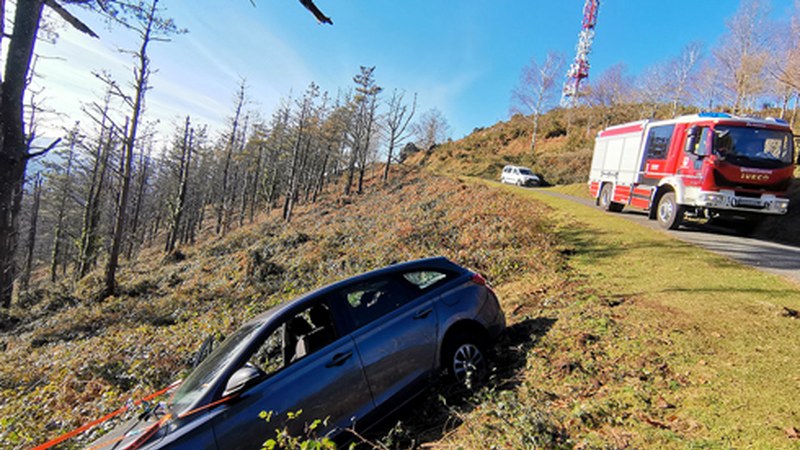 Bere autuak harrapatuta zauritu den gizon bat helikopteroan eraman dute Karakatetik