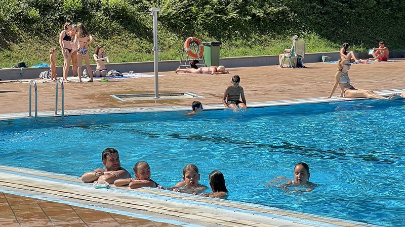 Beroaren aurrean, igerileku freskoa