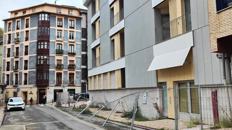 Berriro ere abiatuko dituzte Bittor Sarasketako 19 etxebizitzen obrak