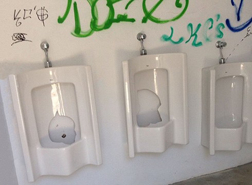 Berriz apurtu dituzte zezen plazako komunak