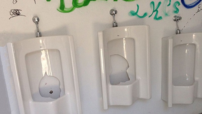 Berriz apurtu dituzte zezen plazako komunak