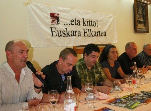 Bertso afarirako txartelak salgai, bazkideentzat