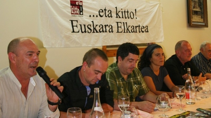 Bertso afarirako txartelak salgai, bazkideentzat