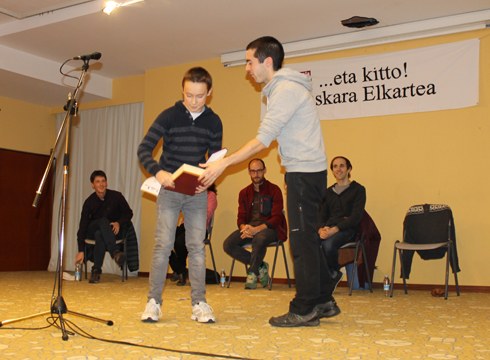 Bertso-paper lehiaketa abian da