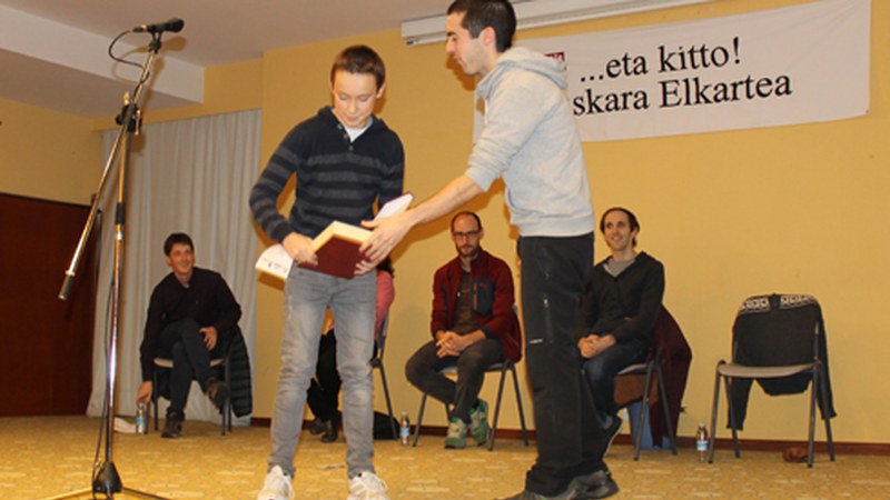 Bertso-paper lehiaketa abian da