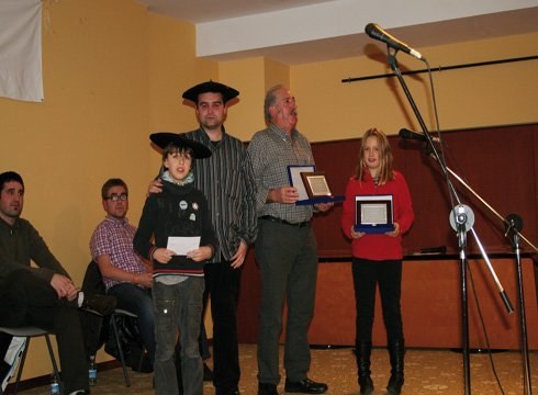 Bertso paper lehiaketako irabazleak aukeratu dituzte