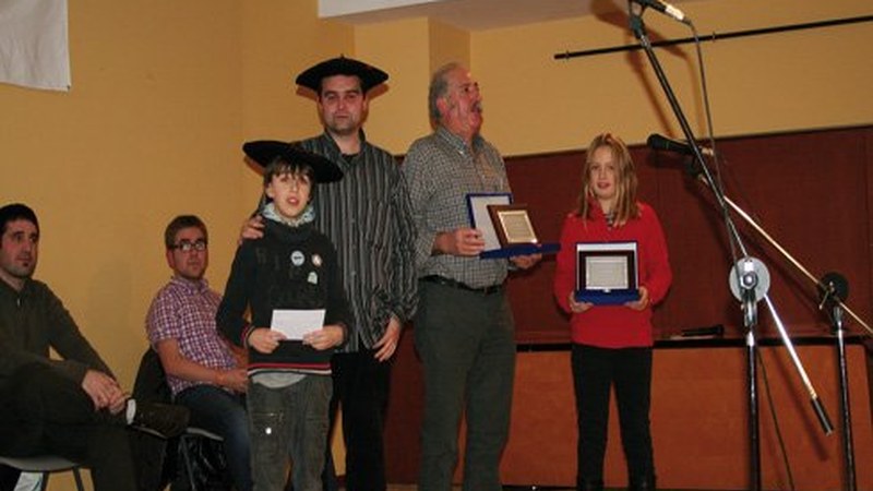 Bertso paper lehiaketako irabazleak aukeratu dituzte