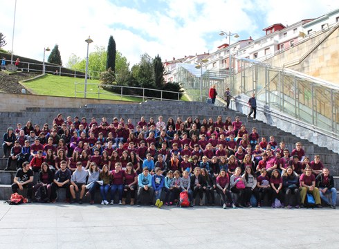 Bertsolari gazteek herria bete zuten domekan