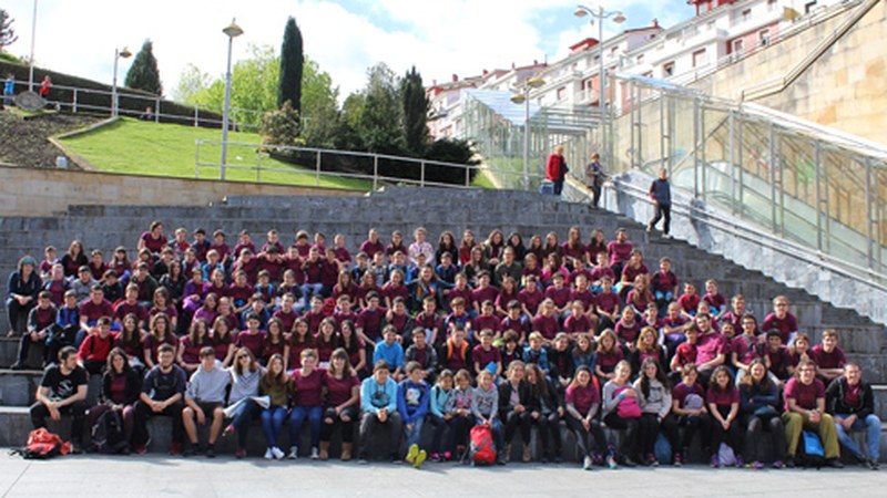 Bertsolari gazteek herria bete zuten domekan