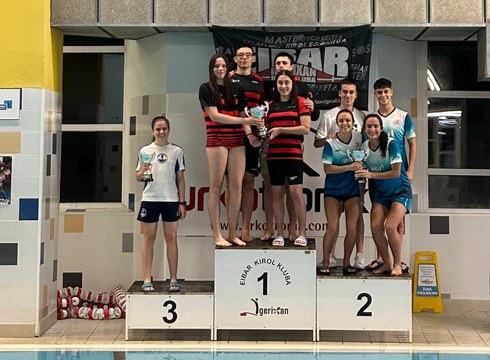 Beste igeriketa egun berezia bizi izan zuten Eibar Igerixan taldekoek Ipuruan