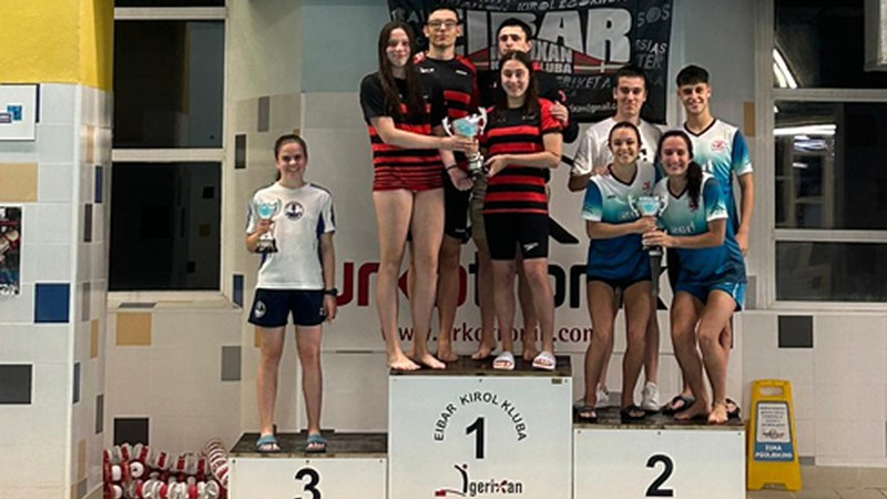 Beste igeriketa egun berezia bizi izan zuten Eibar Igerixan taldekoek Ipuruan