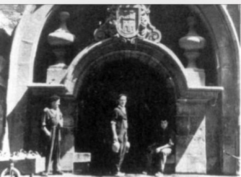 Betiko ura: kartel baten faltan, bi