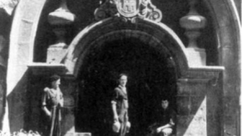 Betiko ura: kartel baten faltan, bi