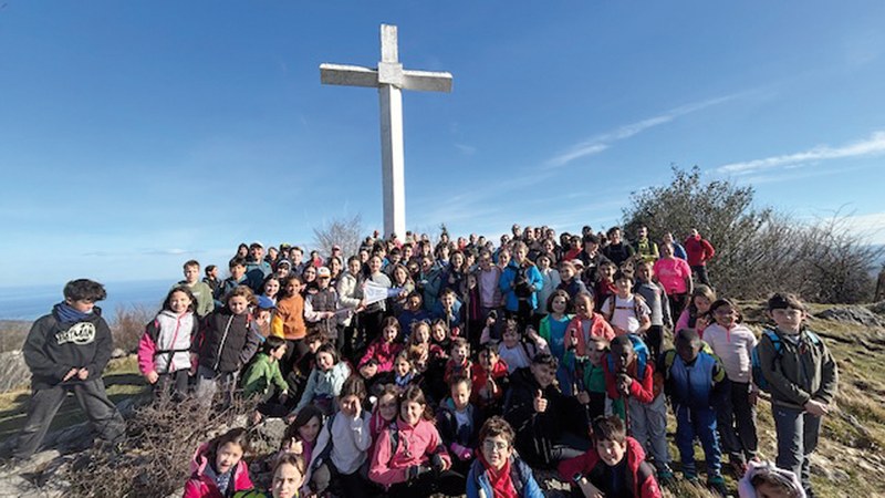 Bi autobus bete zituzten Pagoetara joandako haurren bosgarren mendi irteeran