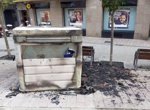 Bi edukiontzi erre dituzte Bidebarrieta kalean