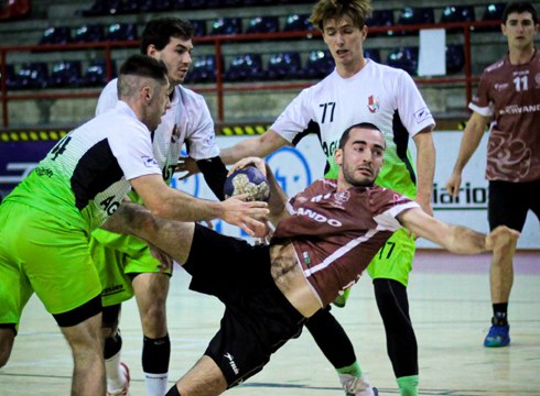 Bi garaipen hiru egunetan Hierros Servando Eibar Eskubaloiarentzat