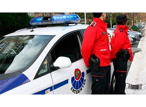 Bi gizon atxilotu dituzte armak legez kanpo edukitzeagatik eta mehatxuengatik