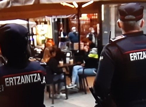 Bi gizon atxilotu dituzte goizaldean, taberna batean, droga atzeman eta gero