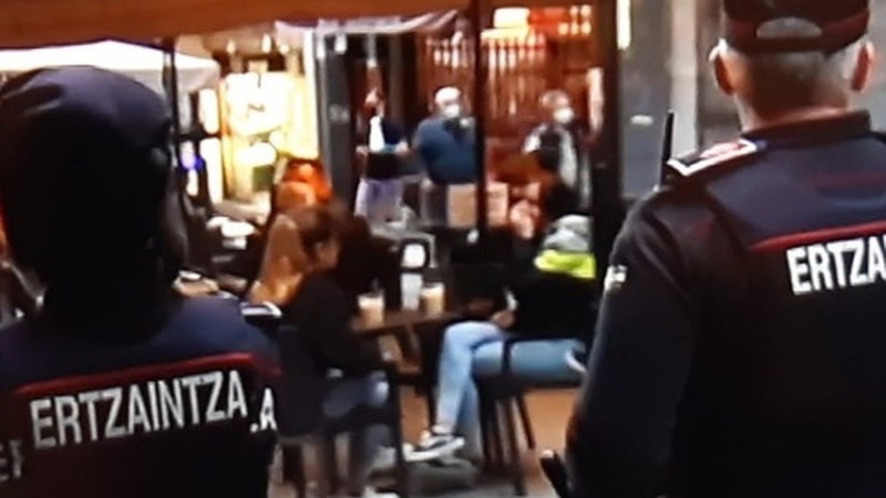 Bi gizon atxilotu dituzte goizaldean, taberna batean, droga atzeman eta gero