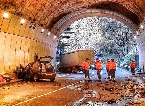 Bi hildako eta oso larri zauritutakoa herriko saihesbidean
