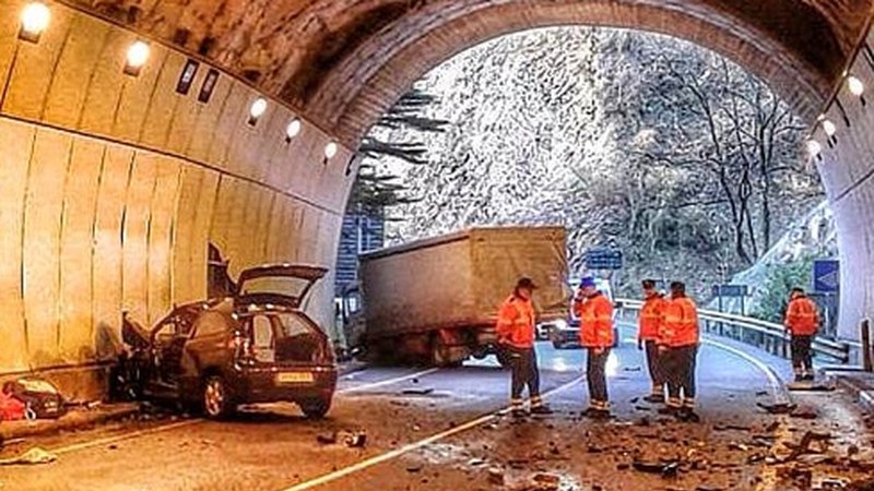 Bi hildako eta oso larri zauritutakoa herriko saihesbidean