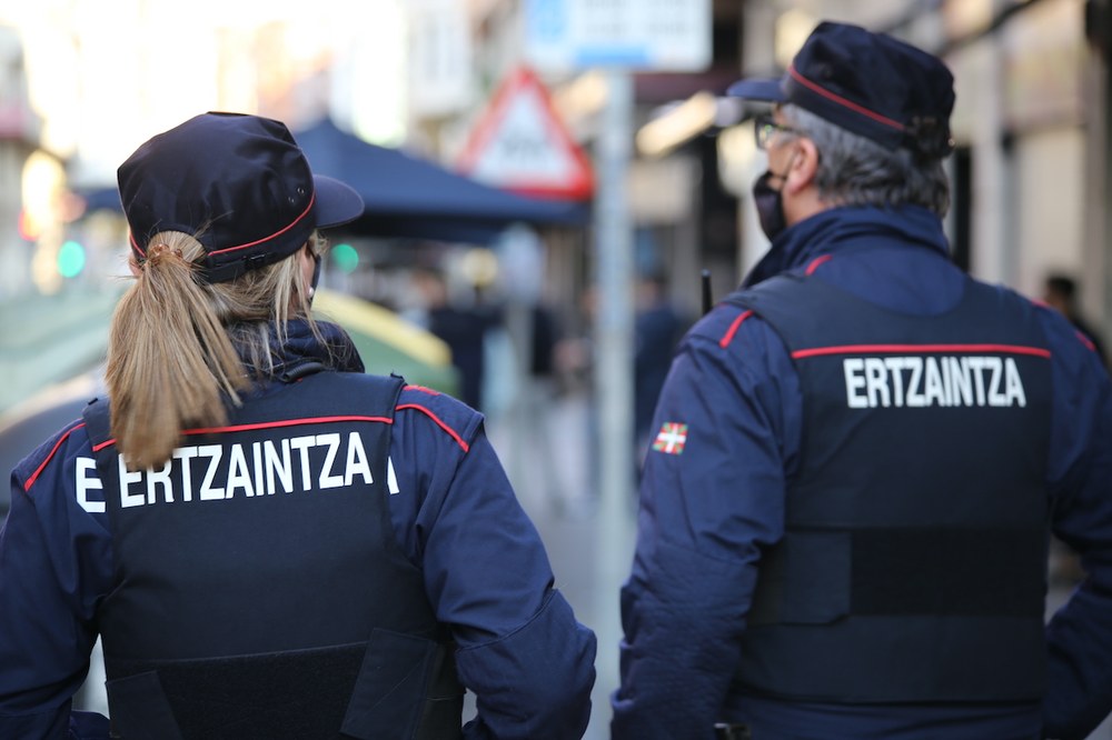 Bi lagun atxilotu dituzte taberna batean eta herritar bati lapurretan egiteagatik