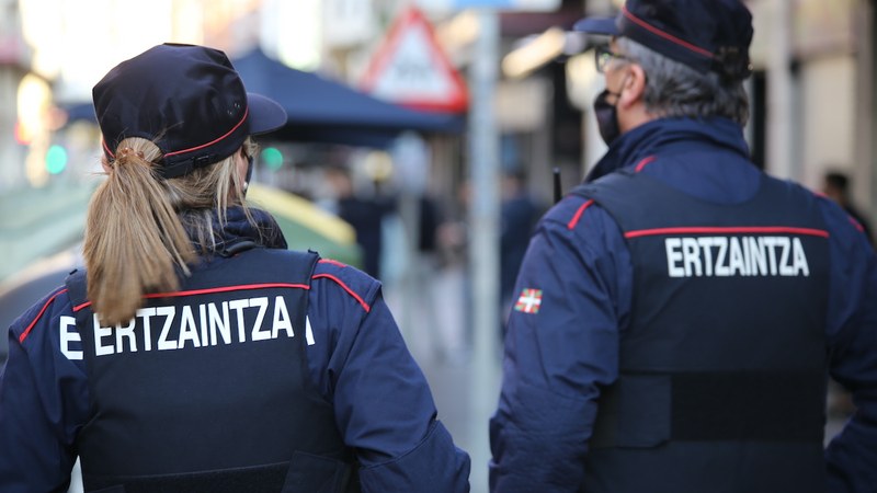 Bi lagun atxilotu dituzte taberna batean eta herritar bati lapurretan egiteagatik