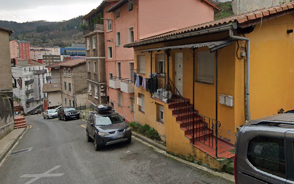 Bi lagun zauritu dira Amañako etxebizitza batean gertatu den sutean