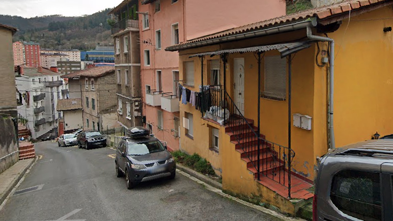 Bi lagun zauritu dira Amañako etxebizitza batean gertatu den sutean