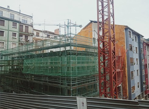 Bi langile zauritu dira El Cascoko obretan, hormigoizko plaka bat gainean jausi zaienean