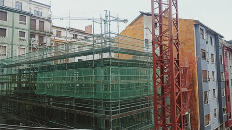 Bi langile zauritu dira El Cascoko obretan, hormigoizko plaka bat gainean jausi zaienean