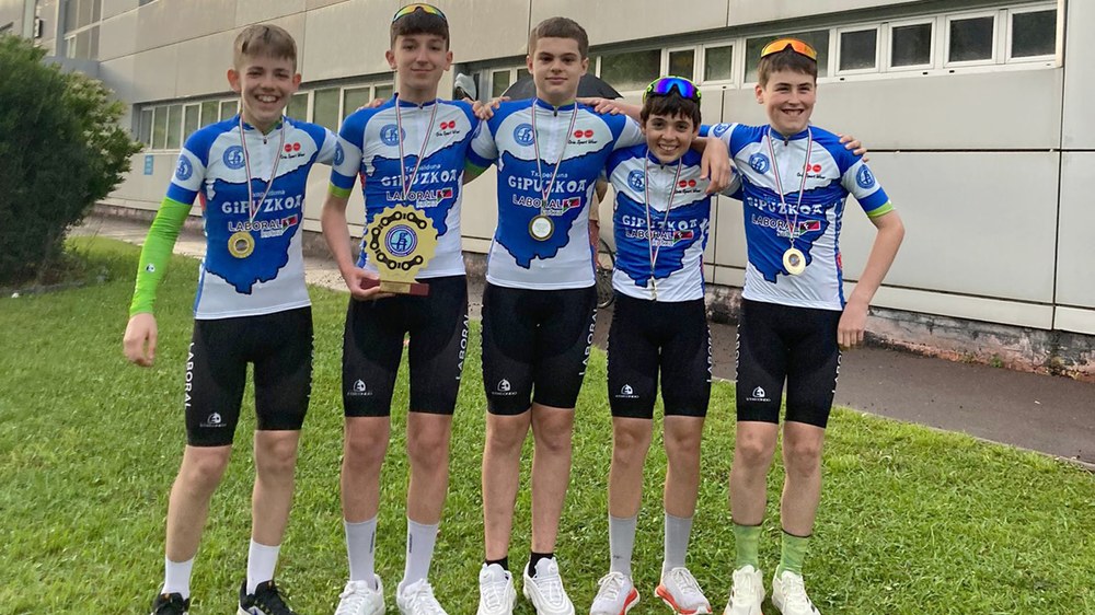 Bi txirrindulari eibartar Gipuzkoako taldekako txapeldun infantiletan