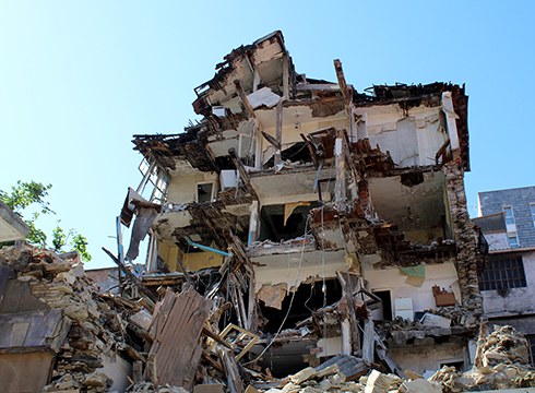 Bidebarrieta kalearen atzealdeko etxe bat erausten hasi dira