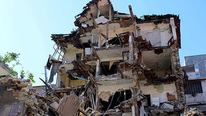 Bidebarrieta kalearen atzealdeko etxe bat erausten hasi dira